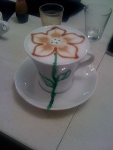 un fiore che si estende al di fuori della tazza